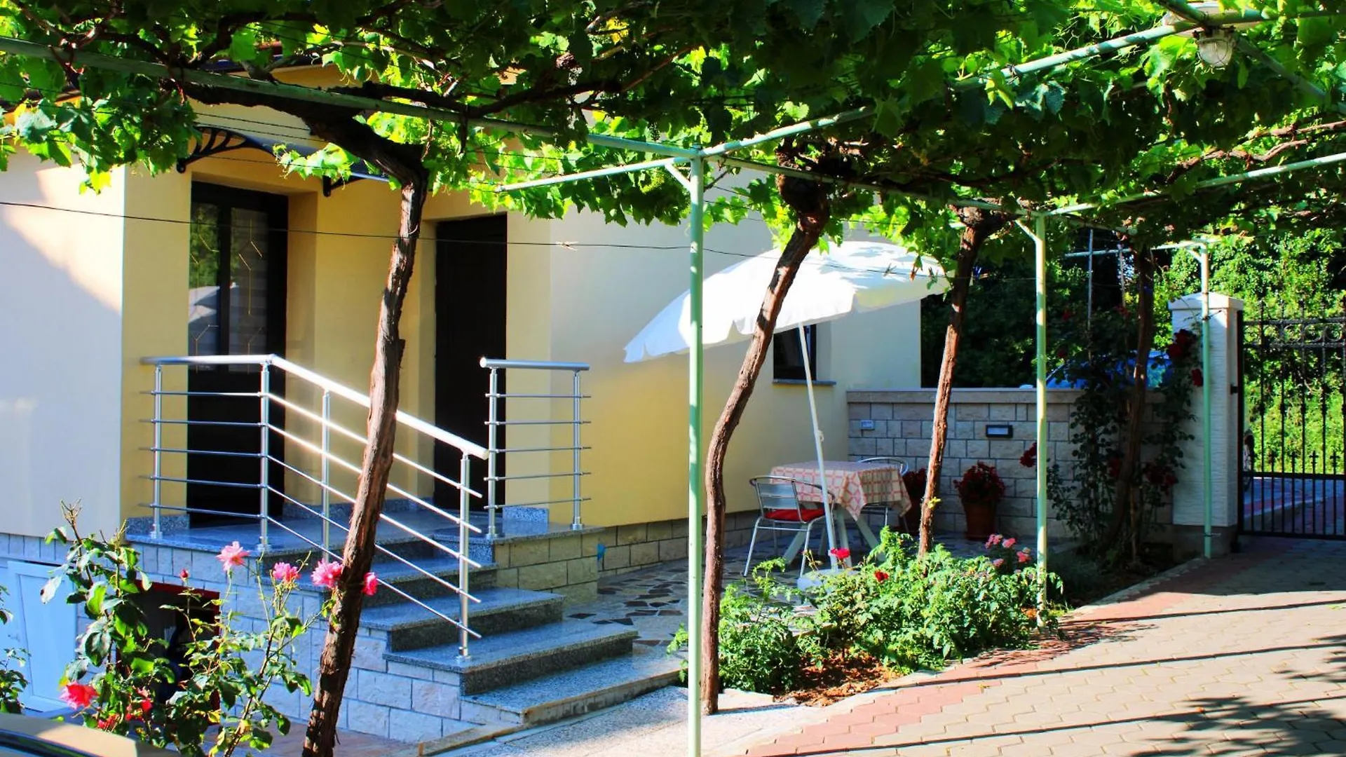 Room In Studio - Little Studio Sanjica In Pula, One Person contacts